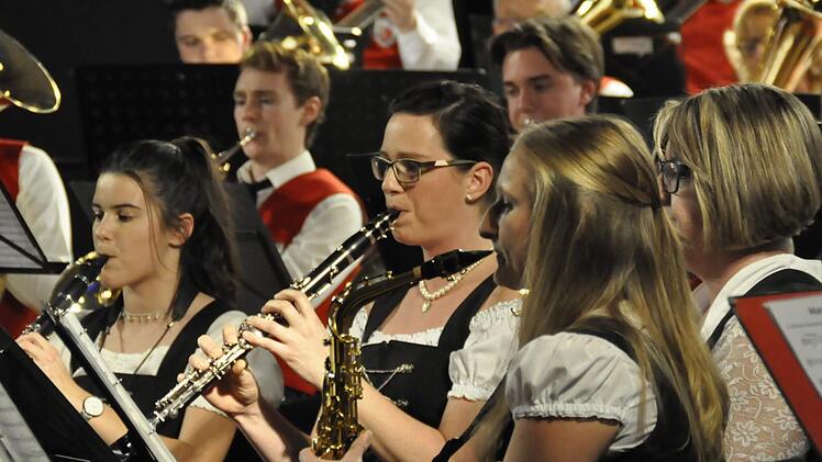 Die Trachtenkapelle des Musikvereines Oerlenbach weiß das Publikum  in der Wilhelm-Hegler-Halle musikalisch mitzureißen. Peter Klopf