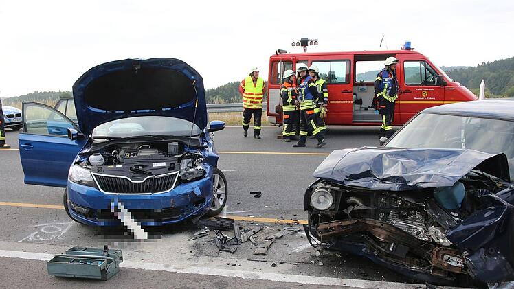 Zu einem schweren Unfall ist es am Dienstagmorgen auf der B4 (Landkreis Coburg) gekommen. Foto: Michael Stelzner