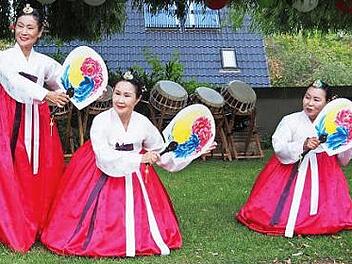 Die koreanischen Tänze begeisterten die Besucher. Foto: Andrea Spörlein