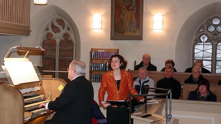 Die Sopranistin Katrin Küsswetter und Dekanatskantor Marius Popp an der Orgel entzündeten bei der Silvester-Gala ein vorgezogenes musikalisches "Feuerwerk". Foto: Heike Schülein