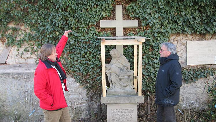 In Obereschenbach nahm Muth bereits im vorigen Jahr Ausbesserungen am Kreuzbildstock und an der Rundsäule vor, die sich bewährten.                Foto: Winfried Ehling