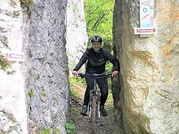 Nie ohne ihr Mountainbike. Die Ebermannst&auml;dterin Laura H&ouml;lzlein tourt regelm&auml;&szlig;ig durch die Fr&auml;nkischen Schweiz . Fotos: privat