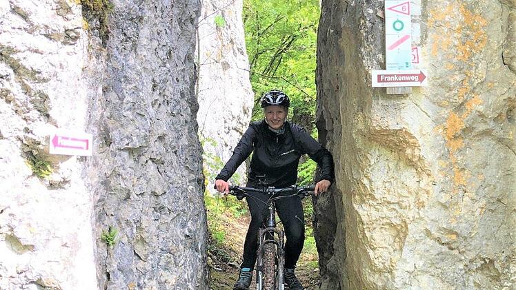 Nie ohne ihr Mountainbike. Die Ebermannst&auml;dterin Laura H&ouml;lzlein tourt regelm&auml;&szlig;ig durch die Fr&auml;nkischen Schweiz . Fotos: privat