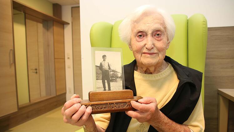 Dieses Erinnerungsstück hält Hanna Löhnert in Ehren: ein Foto ihres Mannes Karl in jungen Jahren.