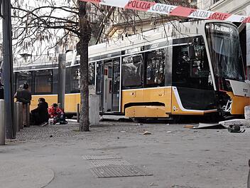 Stra&szlig;enbahn in Mailand entgleist