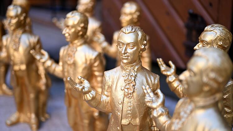 Salzburg feiert 270. Geburtstag Mozarts mit goldenen Figuren