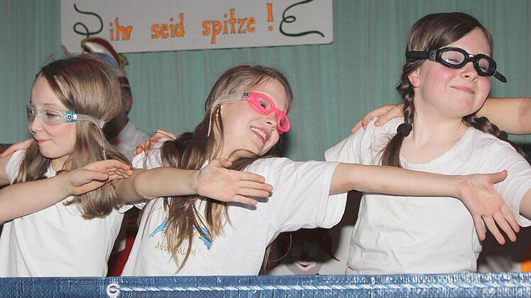 In ein kleines Schwimmbecken verwandelte ein Teil der Wülflinger Ministranten die Halle. Nicht nur (von links) Nele Ferreira, Lia Geus und Chiara Bauer hatten großer Spaß bei ihrem "Wasserballett".