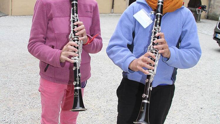 Maja Jordon (10) und Marina Polli (11) sind extra aus Luzern in der Schweiz angereist. Beide sind begeisterte Klarinettistinnen "Wir sind vier Mädchen aus der Schweiz", schwärmen sie und wollen in jedem Fall wieder dabei sein.