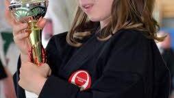 Das jüngste Mitglied Lena Gebhardt mit ihrem ersten Pokal.