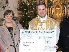 Claudia Rattel (2.v.l.) überreicht den Scheck an Pfarrer Matthias Steffel und Kirchenpfleger Jürgen Kupfer.  Foto: Erlwein