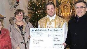 Claudia Rattel (2.v.l.) überreicht den Scheck an Pfarrer Matthias Steffel und Kirchenpfleger Jürgen Kupfer.  Foto: Erlwein