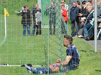 Die Leiden eines Torhüter: Fuchsstadts Marc Rösler nach einem Gegentor in Riedenberg. Foto: Hopf