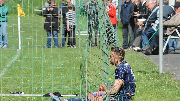 Die Leiden eines Torhüter: Fuchsstadts Marc Rösler nach einem Gegentor in Riedenberg. Foto: Hopf