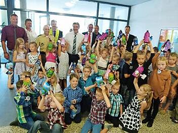 Über die Übergabe der "Emil"-Trinkflaschen freuen sich die Schulanfänger in der Schule in Seßlach.  Foto: Lothar Weidner