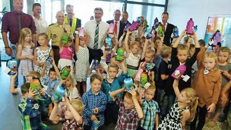 Über die Übergabe der "Emil"-Trinkflaschen freuen sich die Schulanfänger in der Schule in Seßlach.  Foto: Lothar Weidner