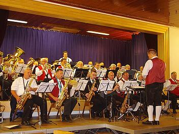 Das "Kreisseniorenorchester 50+" lie&szlig; bei seinem Benefizkonzert in Buchbach ein beschwingtes Programm erklingen. Foto: Heike Sch&uuml;lein
