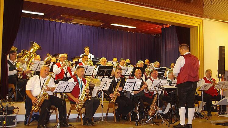 Das "Kreisseniorenorchester 50+" lie&szlig; bei seinem Benefizkonzert in Buchbach ein beschwingtes Programm erklingen. Foto: Heike Sch&uuml;lein