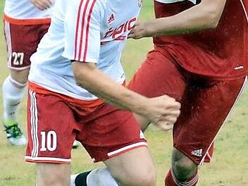 TKV-Spielertrainer Arif Tosun (li.) setzt sich hier gegen den Vestenbergsgreuther Esad Alijaj durch.  Foto: Archiv