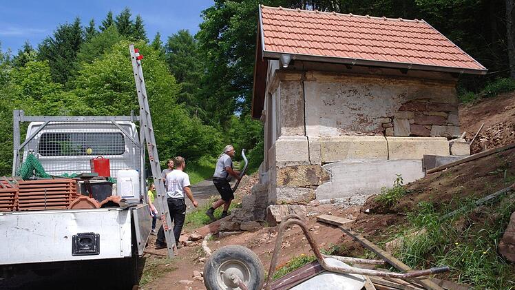Wegen der unvorhergesehenen Arbeiten am Fundament der Kapelle rechnet das Staatliche Bauamt Schweinfurt mit einer zweiwöchigen Verzögerung. Bis zum großen Fest am Samstag, 24. Juni, beim "Werberger Treffen", soll alles fertig sein. Foto: Stephanie Elm