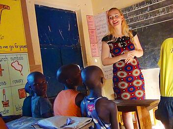 Janina Möck unterrichtet für ihre Hilfsorganisation "We care for them" Kinder im ugandischen Nakiwate. Foto: privat