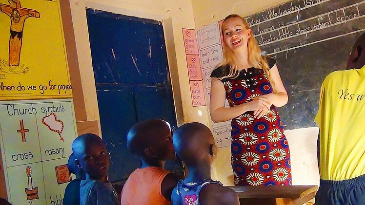Janina Möck unterrichtet für ihre Hilfsorganisation "We care for them" Kinder im ugandischen Nakiwate. Foto: privat
