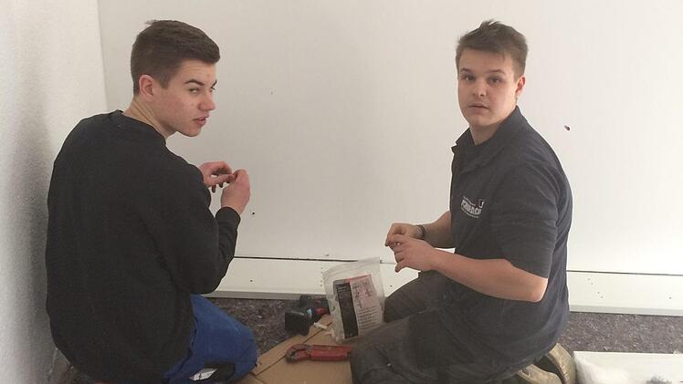 Tobias Hirschmann und Bernd Steinhäuser haben die Heizung montiert.