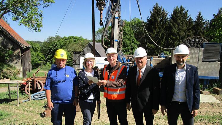 Bei einer Baustellenbesichtigung &uuml;bergab Landrat Klaus Peter S&ouml;llner (Zweiter von rechts) zusammen mit Abteilungsleiter Oliver Hempfling (rechts) und der stellvertretenden Sachgebietsleiterin Wasserrecht, Aileen Friedrich (Zweite von links), die wasserrechtlichen Gestattungen an Fritz Baumg&auml;rtel (Mitte) vom Staatlichen Bauamt Bayreuth. Links Horst Thelemann von der Bohrgesellschaft Ro&szlig;la mbH. Foto: Landratsamt