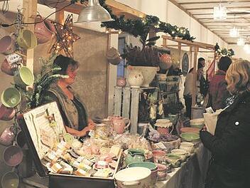 Alle Jahre wieder pr&auml;sentieren Kunsthandwerker auf der "Romantischen Klosterweihnacht" im Kreiskulturzentrum Kloster Wechterswinkel ihre Waren. Foto: Rudolf Weinert