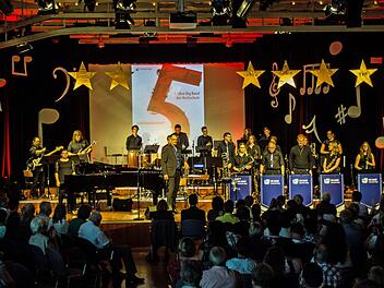 Toller Auftritt: Reichlich Applaus gab es beim Jubiläumskonzert zum fänfjährigen Bestehen der Coburger Hochschul-Bigband im Kongresshaus.Foto: Jochen Berger