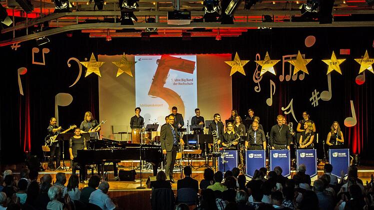 Toller Auftritt: Reichlich Applaus gab es beim Jubiläumskonzert zum fänfjährigen Bestehen der Coburger Hochschul-Bigband im Kongresshaus.Foto: Jochen Berger