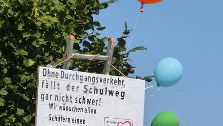 Mit einer Plakataktion verschönerten die "LiDo"-Aktivisten den Schulweg in der zurzeit verkehrlosen Hauptstraße.privat