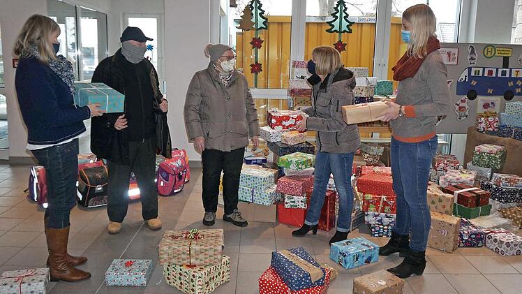 Susanne Schmidt (l.) sowie Stefanie Wimmer und Heike Hausecker (v. r.) übergaben die Geschenke an Eva und Jakob Britz.