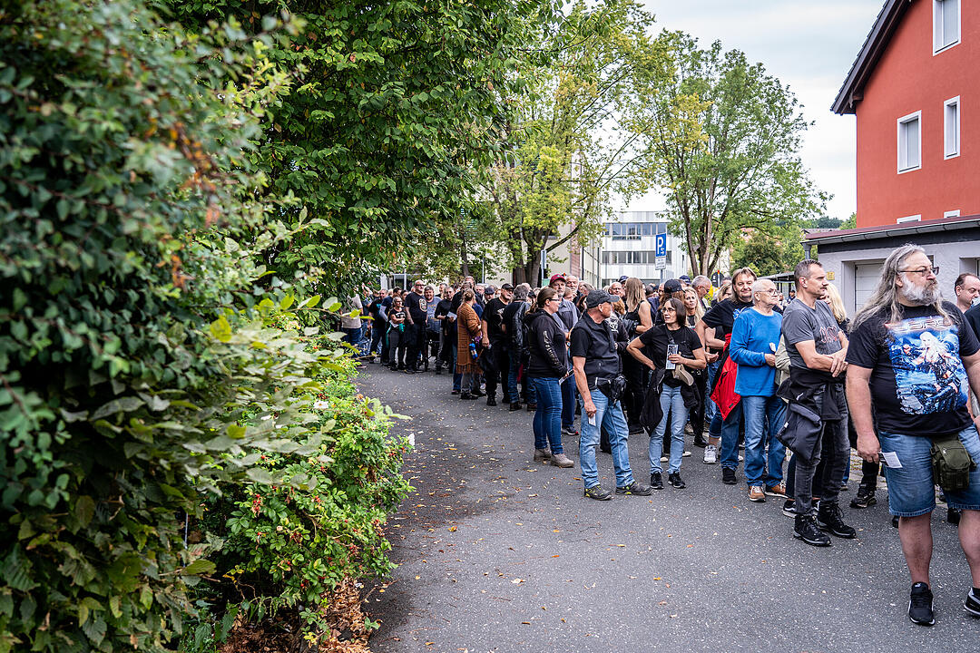 An die 2000 Besucher feierten die Rockmusik!