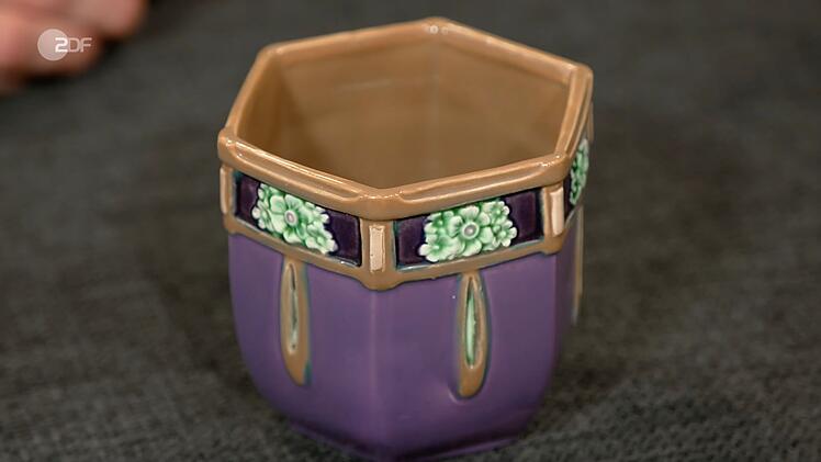 Colmar Schulte-Goltz datierte einen Majolika-&Uuml;bertopf auf 1900 bis 1910.