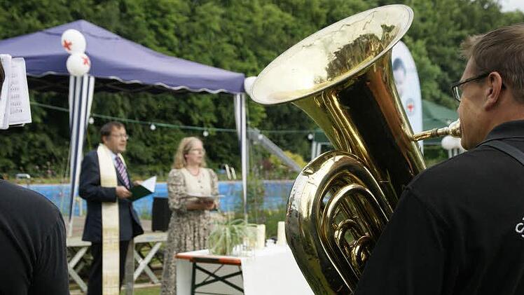 Einen besonderen Gottesdienst gestalteten zum Freibad-Jubiläum in Eltmann Pfarrer Michael Foltin und Pastoralreferentin Barbara Heinrich. Foto: sw