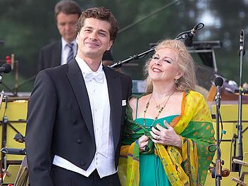 Schwärmerisch: Mit Ausschnitten aus Leonard Bernsteins "West Side Story" verzaubern Sandra Moon und Adam Sanchez das Publikum im Kurpark Bad Rodach. Fotos: Albert Höchstädter