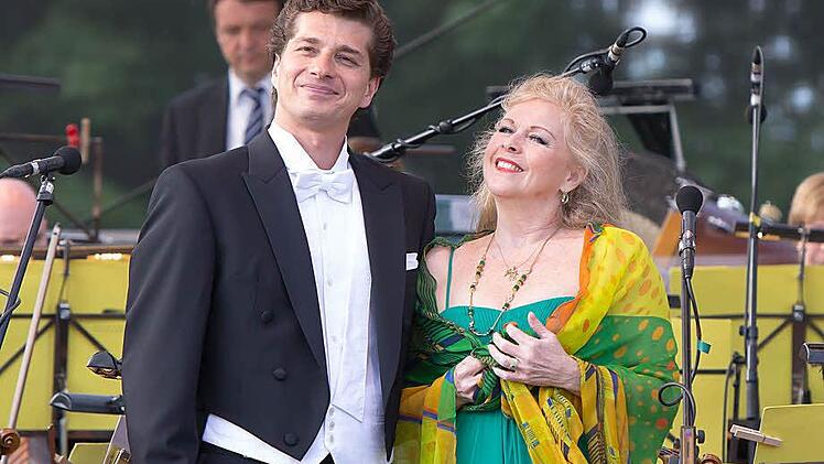 Schwärmerisch: Mit Ausschnitten aus Leonard Bernsteins "West Side Story" verzaubern Sandra Moon und Adam Sanchez das Publikum im Kurpark Bad Rodach. Fotos: Albert Höchstädter