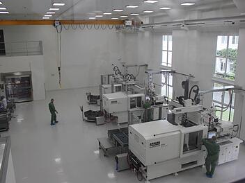 In den so genannten Reinräumen im neuen Gebäude müssen höchste hygienische Anforderungen beachten werden. Fotos: Veronika Schadeck