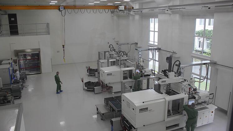 In den so genannten Reinräumen im neuen Gebäude müssen höchste hygienische Anforderungen beachten werden. Fotos: Veronika Schadeck