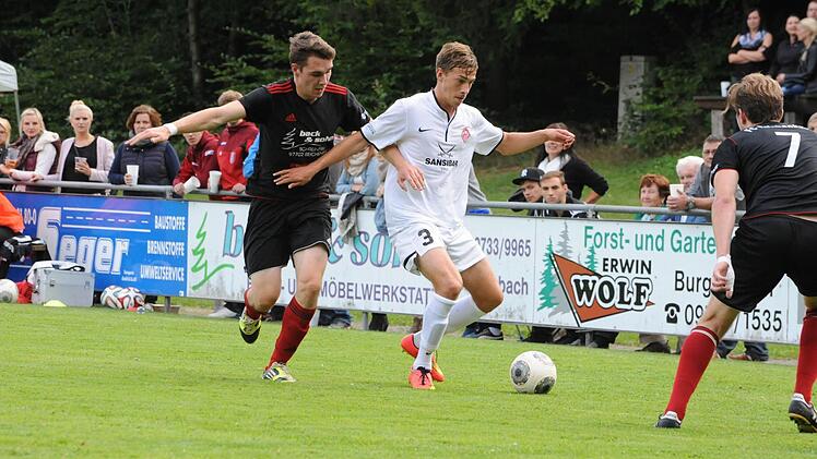 Szene vom Pokalspiel des FC Reichenbach (dunkle Trikots) gegen Kickers Würzburg (0:8).