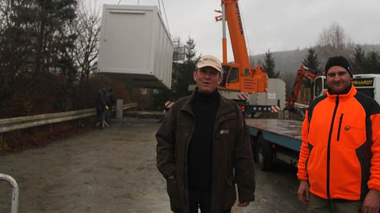 Der Leiter des Forstbetriebes Nordhalben, Fritz Maier, und der Leiter des Reviers Stadtsteinach, Patrick Lehmann, freuen sich über den neuen Wildsammelcontainer. Foto: Sonja Adam