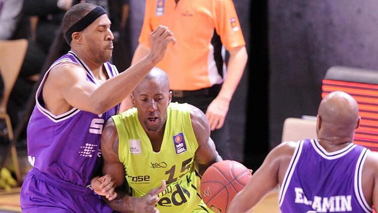 Brandon Bowman will zwischen David Godbold (links) und Khalid El Amin hindurch.