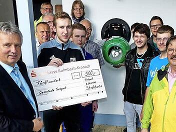 Bürgermeister Werner Diersch (vorne, links) freute sich bei der Vorstellung des neuen Defibrillators am Badesee über eine Spende, die Christian Kauper (mit Scheck) im Namen der "Strohberta" überreichte. Rechts der Vorsitzende der Trebgaster Wasserwacht und der Zweite Bürgermeister Albert Kolb Foto: Dieter Hübner