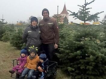 Anne und Christian Mauser mit Kindern in ihrer Christbaumplantage in Poppendorf bei Heroldsbach. Foto: privat