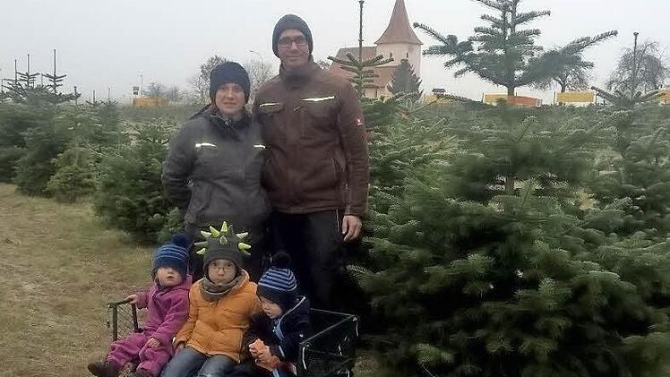 Anne und Christian Mauser mit Kindern in ihrer Christbaumplantage in Poppendorf bei Heroldsbach. Foto: privat