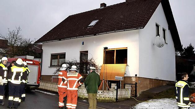 Ein Zimmerbrand in diesem Haus in Roth forderte am Dienstagmorgen ein Menschenleben. Foto: Dieter Radziej