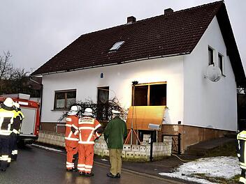Ein Zimmerbrand in diesem Haus in Roth forderte am Dienstagmorgen ein Menschenleben. Foto: Dieter Radziej