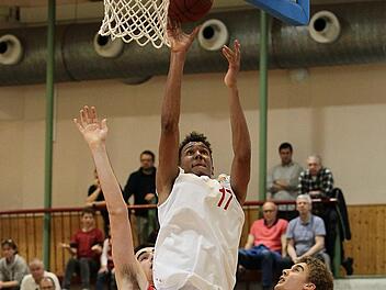 Louis Olinde ist erfolgreich, die M&uuml;nchner Marko Pecarski (l.) und Mario Hack (r.) haben das Nachsehen. Foto: sportpress