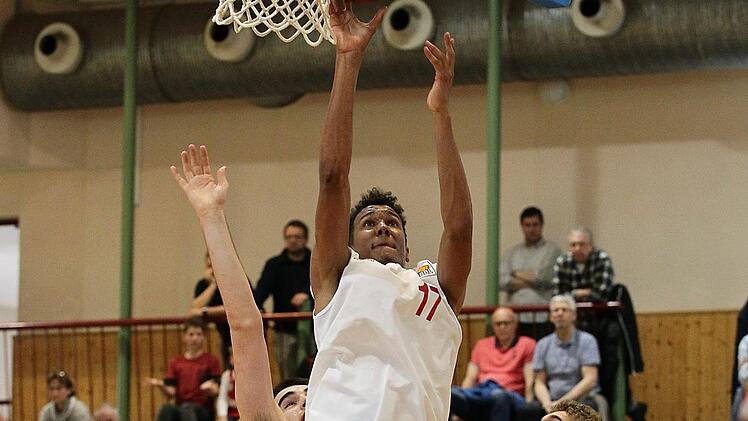 Louis Olinde ist erfolgreich, die M&uuml;nchner Marko Pecarski (l.) und Mario Hack (r.) haben das Nachsehen. Foto: sportpress