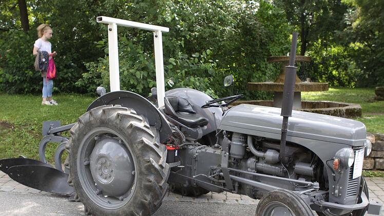 Im Bereich des Festplatzes gab es verschiedene landwirtschaftliche Fahrzeuge mit unterschiedlichem Alter zu bestaunen.  Foto: Michael Wunder